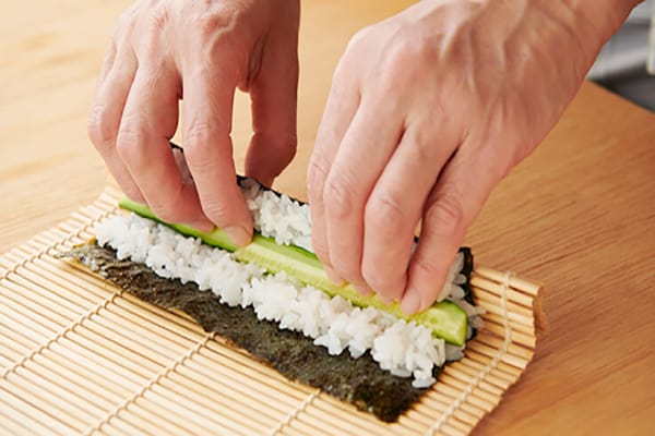 Hướng dẫn sử dụng mành tre cuộn cơm sushi đúng cách tại nhà