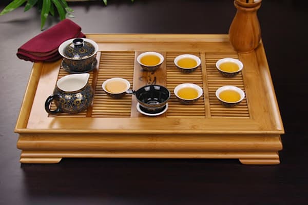Khay trà gỗ cổ kính mang hơi hướng hoài niệm, xưa cũ